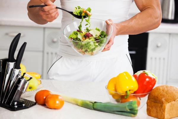 Man förbereda sallad — Stockfoto