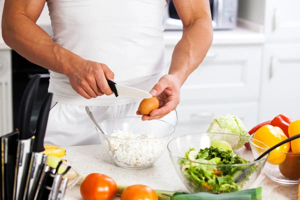 Hombre cortando verduras —  Fotos de Stock