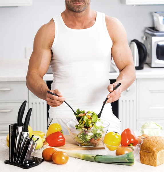 Feliz hombre guapo cocinando en la cocina en casa. —  Fotos de Stock