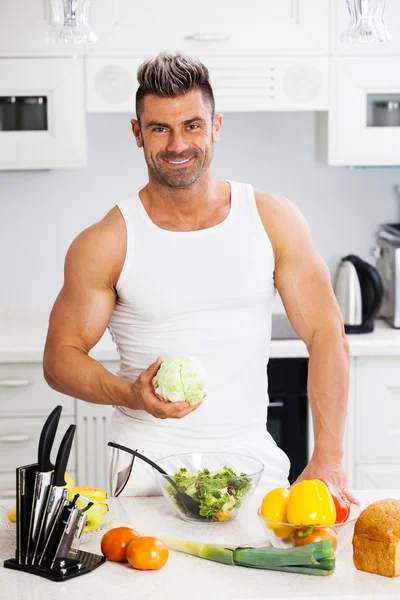 Feliz hombre guapo cocinando en la cocina en casa. —  Fotos de Stock