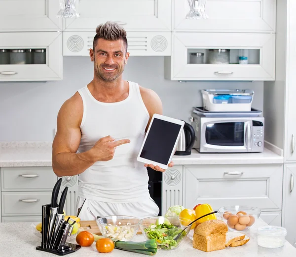 Glad stilig man matlagning i köket hemma. — Stockfoto