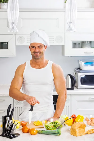 Glad stilig man matlagning i köket hemma. — Stockfoto