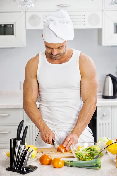 Glad stilig man matlagning i köket hemma. — Stockfoto