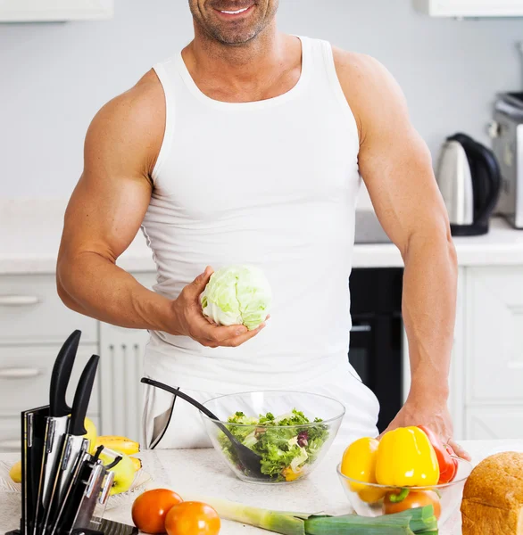 Feliz hombre guapo cocinando en la cocina en casa. —  Fotos de Stock