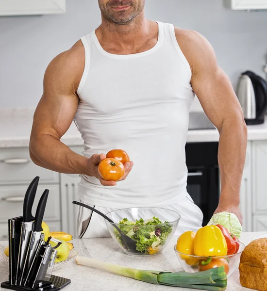 Glad stilig man matlagning i köket hemma. — Stockfoto