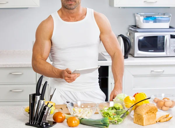 Feliz hombre guapo cocinando en la cocina en casa. —  Fotos de Stock