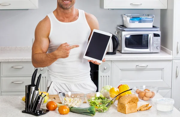 Glad stilig man matlagning i köket hemma. — Stockfoto