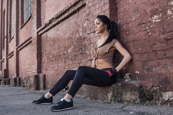 Fitness menina esporte descansando após a corrida noturna intensiva, jovem em — Fotografia de Stock