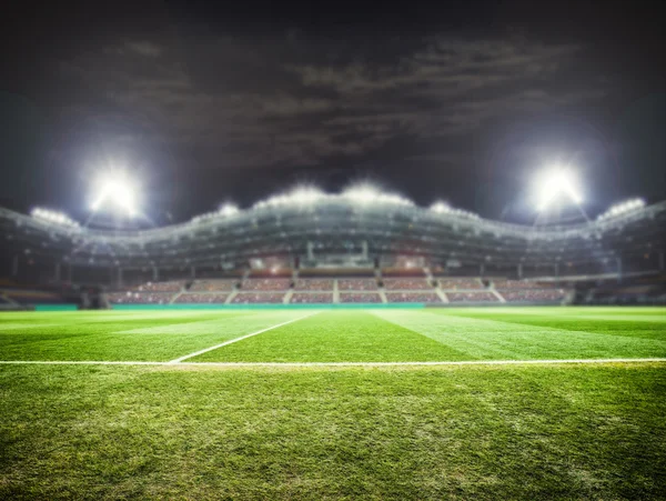 Stadionbeleuchtung in der Nacht Stockbild