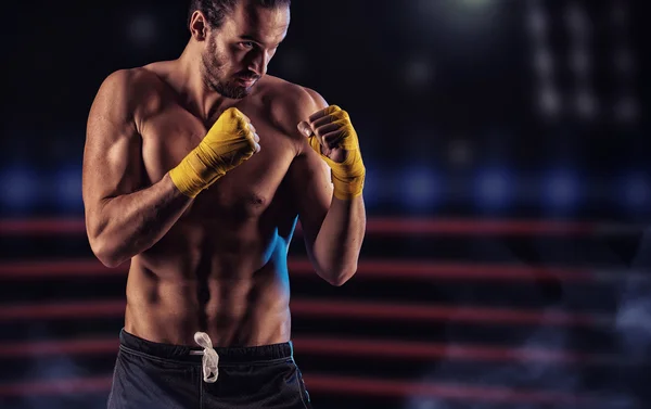 Forte boxeador muscular em luvas de boxe vermelho. Um homem num boxe — Fotografia de Stock