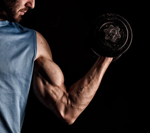 Close-up van een knappe macht atletische man bodybuilder doen exerc — Stockfoto