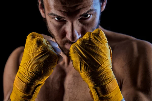 L'uomo con i guanti da boxe. Giovane pugile pugile su nero backgro — Foto Stock