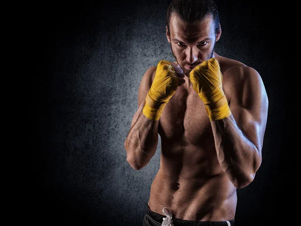 Homem usando luvas de boxe — Fotografia de Stock