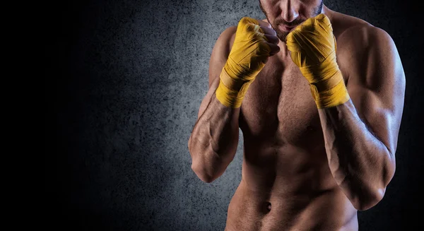 Homem usando luvas de boxe — Fotografia de Stock