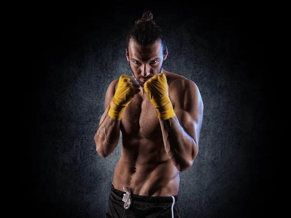 Homem usando luvas de boxe — Fotografia de Stock