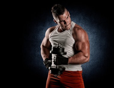 Exerc yaparken bir yakışıklı güç atletik erkek vücut geliştirmeci closeup