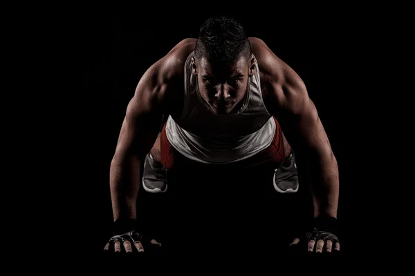 Bodybuilder poserar på svart bakgrund. — Stockfoto