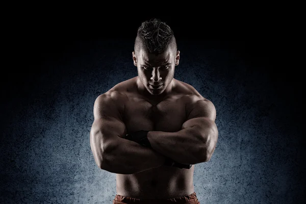 Young muscular guy in the studio, posing for the camera — Stock Photo, Image