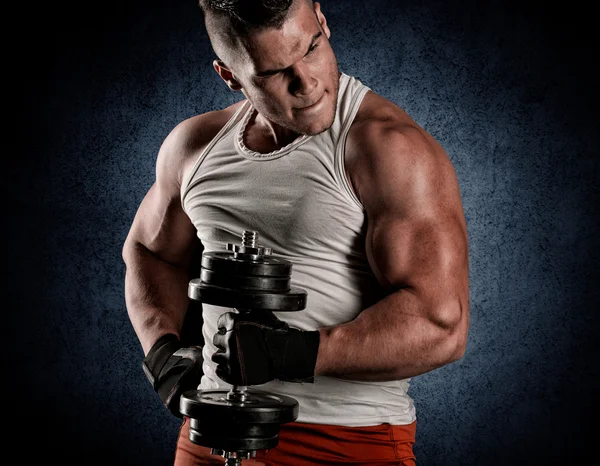 Closeup των bodybuilder Αθλητικός άνδρας όμορφος δύναμη κάνει exerc — Φωτογραφία Αρχείου