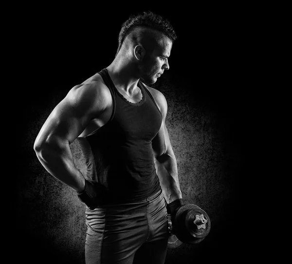 प्रशिक्षण में सुंदर शक्ति एथलेटिक आदमी मांसपेशियों को पंप करने के साथ — स्टॉक फ़ोटो, इमेज