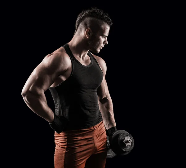Potęga przystojny lekkoatletycznego mężczyzna w szkolenia pompowania mięśni z — Zdjęcie stockowe