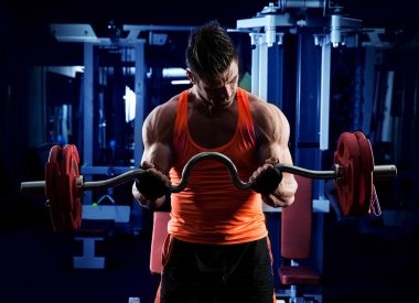 Spor salonunda vücut geliştirmeci