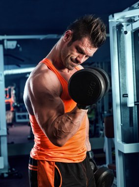 Kas koyu arka planda eğitim genç vücut geliştirmeci arkası