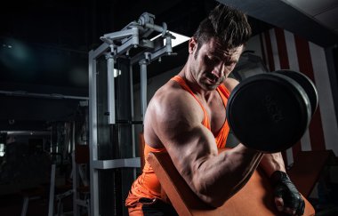 Kas koyu arka planda eğitim genç vücut geliştirmeci arkası