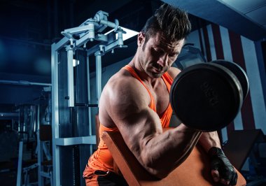 Kas koyu arka planda eğitim genç vücut geliştirmeci arkası