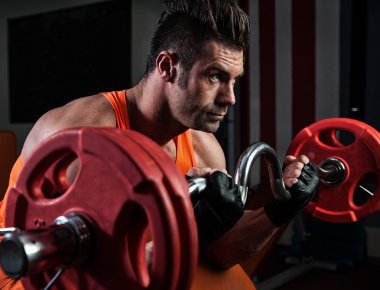 Kas koyu arka planda eğitim genç vücut geliştirmeci arkası