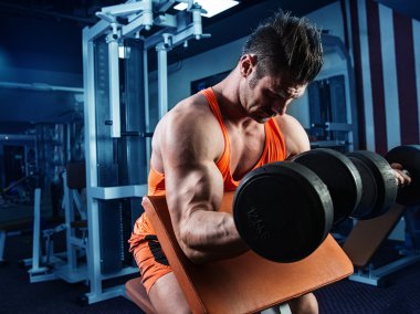 Güvenle seyir fo dumbbell ile yakışıklı güç atletik erkek