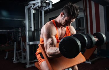Güvenle seyir fo dumbbell ile yakışıklı güç atletik erkek