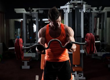 Spor salonunda vücut geliştirmeci