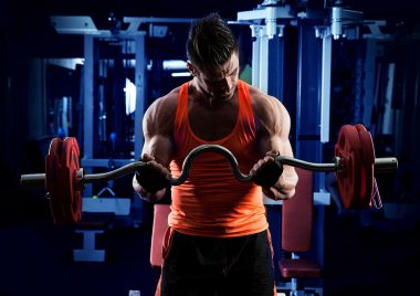 Spor salonunda vücut geliştirmeci