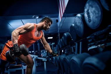 Halter, gy olarak çalışma ile ayakta çok atletik elektrikçi