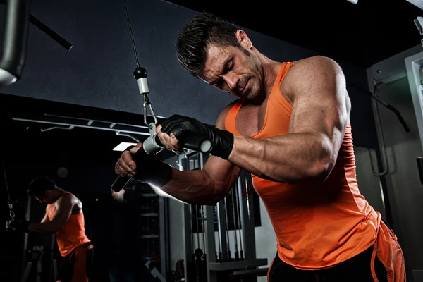 Bodybuilder beim Gewichtheben im Fitnessstudio. — Stockfoto