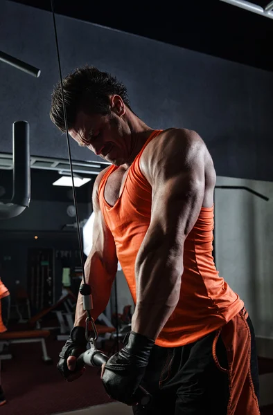 Kulturysta człowiek fitness z mięśni tułowia treningu w siłowni — Zdjęcie stockowe