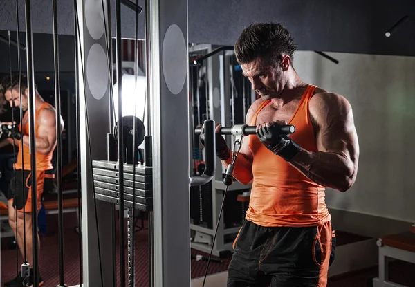 Ung vuxen kroppsbyggare gör tyngdlyftning i gymmet. — Stockfoto