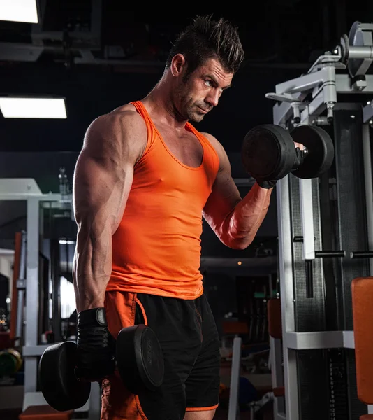 Güçlü kolları olan güçlü bir kaldırıcı.