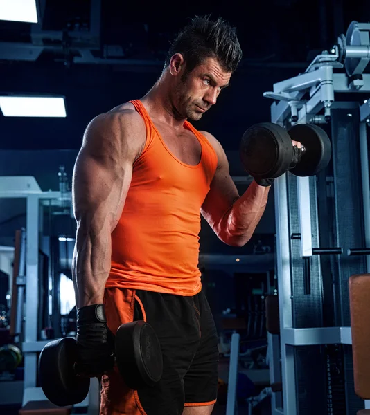 Güçlü kolları olan güçlü bir kaldırıcı.