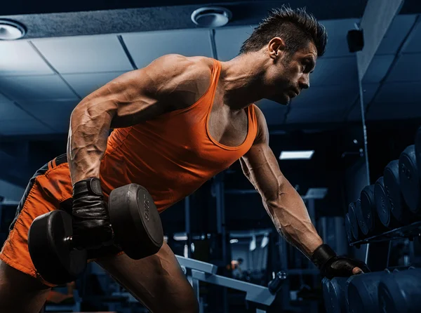 Muito poder atlético cara de pé com barbell, treino no gy — Fotografia de Stock