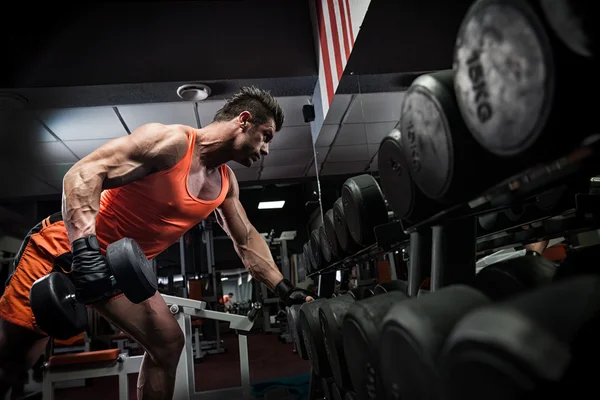 Muito poder atlético cara de pé com barbell, treino no gy — Fotografia de Stock