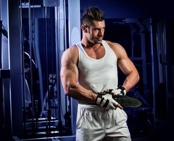 Koruma kemerini Tespitleme adam g içinde ağır ağırlık kaldırma