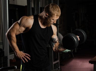 çok güç atletik adam vücut geliştirmeci, egzersiz ile aptal yürütmek