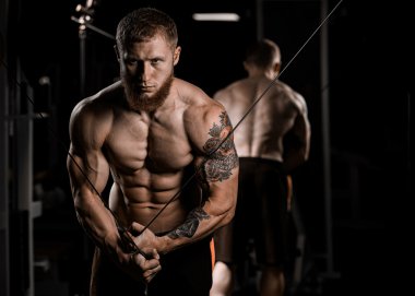 spor salonunda egzersiz kadar iterek yakışıklı vücut geliştirmeci çalışır