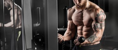 Atlet jimnastik salonu kas vücut geliştirmeci bar ile eğitim