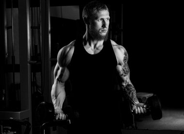 çok güç atletik adam vücut geliştirmeci, egzersiz ile aptal yürütmek