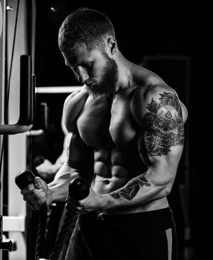 çok güç atletik adam vücut geliştirmeci, egzersiz yürütmek