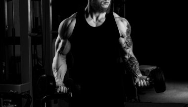 çok güç atletik adam vücut geliştirmeci, egzersiz ile aptal yürütmek