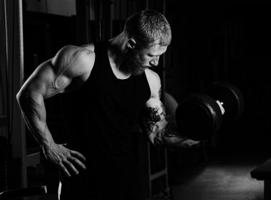 çok güç atletik adam vücut geliştirmeci, egzersiz ile aptal yürütmek